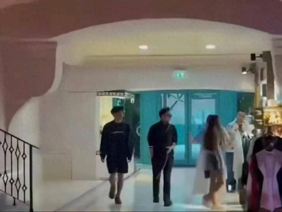 是谢振轩最, 手插裤兜跟